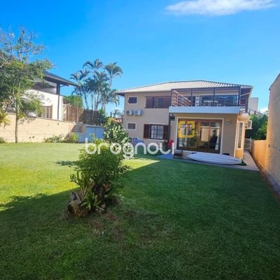 Casa de Condomínio com 240m², 4 quartos (sendo 3 suítes), 1 garagem, no bairro Sambaqui em Florianópolis