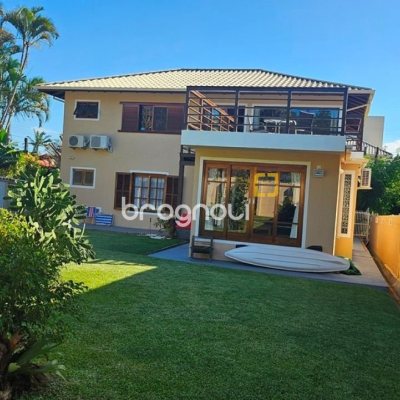 Casa de Condomínio com 240m², 4 quartos (sendo 3 suítes), 1 garagem, no bairro Sambaqui em Florianópolis