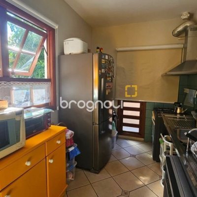 Casa de Condomínio com 240m², 4 quartos (sendo 3 suítes), 1 garagem, no bairro Sambaqui em Florianópolis