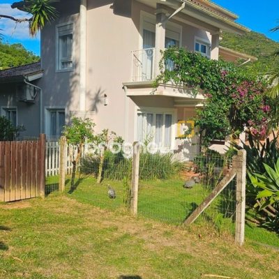 Casa de Condomínio com 240m², 4 quartos (sendo 3 suítes), 1 garagem, no bairro Sambaqui em Florianópolis