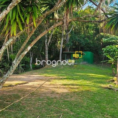 Casa de Condomínio com 240m², 4 quartos (sendo 3 suítes), 1 garagem, no bairro Sambaqui em Florianópolis
