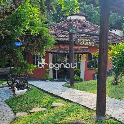Casa de Condomínio com 240m², 4 quartos (sendo 3 suítes), 1 garagem, no bairro Sambaqui em Florianópolis