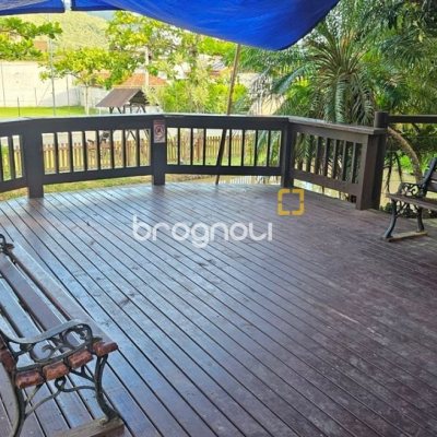 Casa de Condomínio com 240m², 4 quartos (sendo 3 suítes), 1 garagem, no bairro Sambaqui em Florianópolis