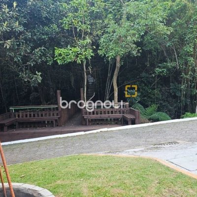 Casa de Condomínio com 240m², 4 quartos (sendo 3 suítes), 1 garagem, no bairro Sambaqui em Florianópolis