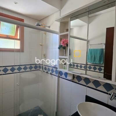 Casa de Condomínio com 240m², 4 quartos (sendo 3 suítes), 1 garagem, no bairro Sambaqui em Florianópolis