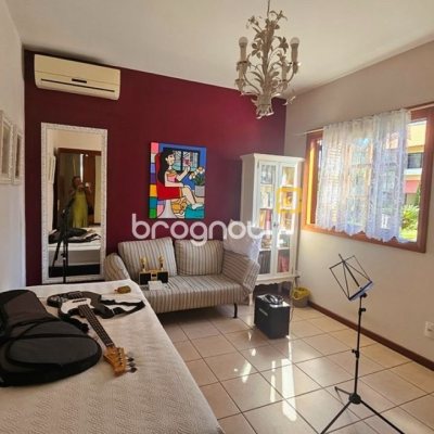 Casa de Condomínio com 240m², 4 quartos (sendo 3 suítes), 1 garagem, no bairro Sambaqui em Florianópolis