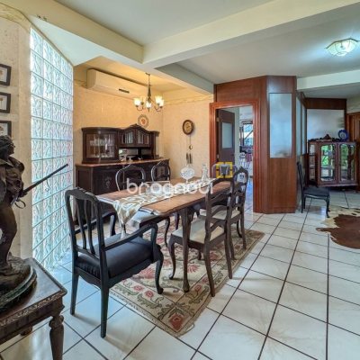 Casa com 551m², 8 quartos (sendo 8 suítes), 6 garagens, no bairro Jurerê Internacional em Florianópolis