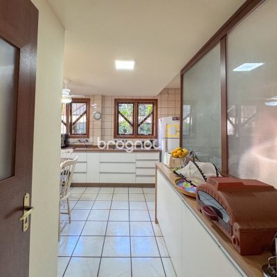 Casa com 551m², 8 quartos (sendo 8 suítes), 6 garagens, no bairro Jurerê Internacional em Florianópolis