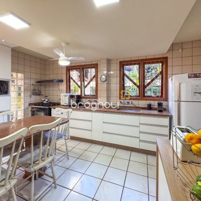 Casa com 551m², 8 quartos (sendo 8 suítes), 6 garagens, no bairro Jurerê Internacional em Florianópolis