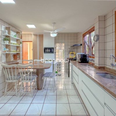 Casa com 551m², 8 quartos (sendo 8 suítes), 6 garagens, no bairro Jurerê Internacional em Florianópolis