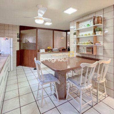 Casa com 551m², 8 quartos (sendo 8 suítes), 6 garagens, no bairro Jurerê Internacional em Florianópolis