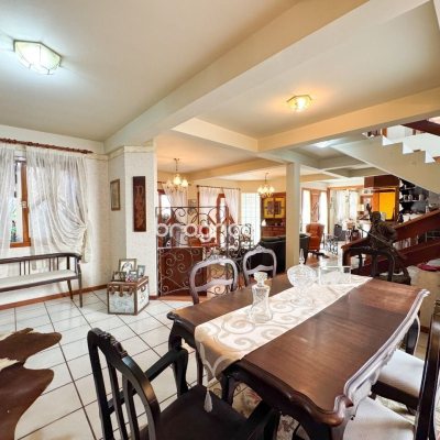 Casa com 551m², 8 quartos (sendo 8 suítes), 6 garagens, no bairro Jurerê Internacional em Florianópolis