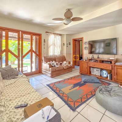 Casa com 551m², 8 quartos (sendo 8 suítes), 6 garagens, no bairro Jurerê Internacional em Florianópolis