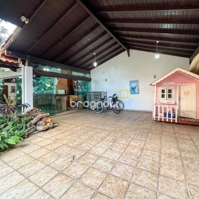Casa com 551m², 8 quartos (sendo 8 suítes), 6 garagens, no bairro Jurerê Internacional em Florianópolis