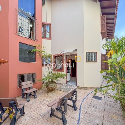Casa com 551m², 8 quartos (sendo 8 suítes), 6 garagens, no bairro Jurerê Internacional em Florianópolis
