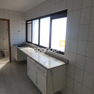 Apartamento com 166m², 4 quartos (sendo 2 suítes), 2 garagens, no bairro Agronômica em Florianópolis