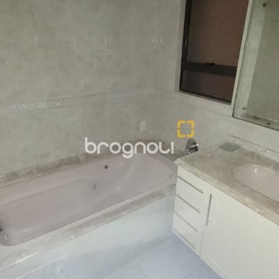 Apartamento com 166m², 4 quartos (sendo 2 suítes), 2 garagens, no bairro Agronômica em Florianópolis
