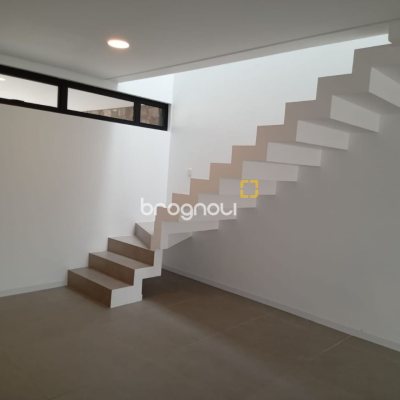 Casa de Condomínio com 216m², 3 quartos (sendo 1 suíte), 2 garagens, no bairro Beira Rio em Biguaçu
