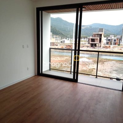 Casa de Condomínio com 216m², 3 quartos (sendo 1 suíte), 2 garagens, no bairro Beira Rio em Biguaçu