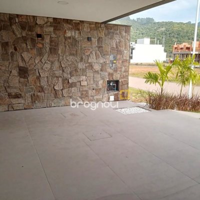 Casa de Condomínio com 216m², 3 quartos (sendo 1 suíte), 2 garagens, no bairro Beira Rio em Biguaçu