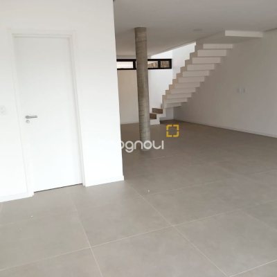 Casa de Condomínio com 216m², 3 quartos (sendo 1 suíte), 2 garagens, no bairro Beira Rio em Biguaçu