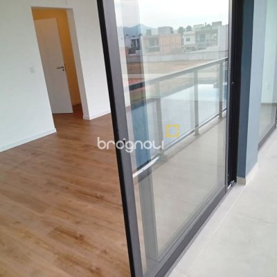 Casa de Condomínio com 216m², 3 quartos (sendo 1 suíte), 2 garagens, no bairro Beira Rio em Biguaçu