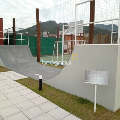 Casa de Condomínio com 216m², 3 quartos (sendo 1 suíte), 2 garagens, no bairro Beira Rio em Biguaçu