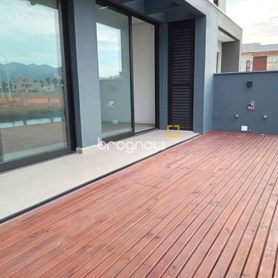 Casa de Condomínio com 216m², 3 quartos (sendo 1 suíte), 2 garagens, no bairro Beira Rio em Biguaçu