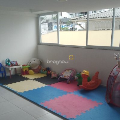 Apartamento com 92m², 3 quartos (sendo 1 suíte), 1 garagem, no bairro Barreiros em São José