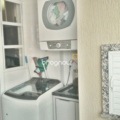 Apartamento com 92m², 3 quartos (sendo 1 suíte), 1 garagem, no bairro Barreiros em São José