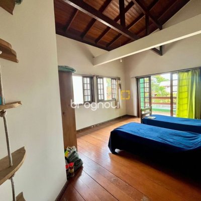 Casa com 220m², 6 quartos (sendo 1 suíte), 3 garagens, no bairro Rio Tavares em Florianópolis