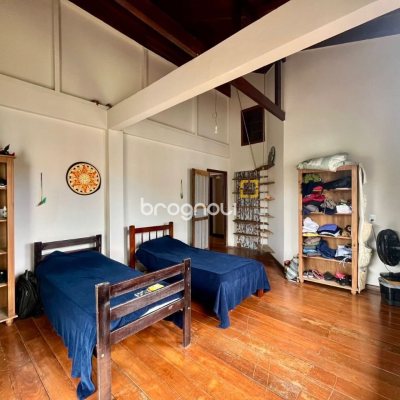 Casa com 220m², 6 quartos (sendo 1 suíte), 3 garagens, no bairro Rio Tavares em Florianópolis