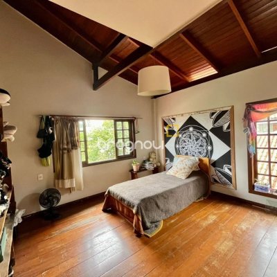 Casa com 220m², 6 quartos (sendo 1 suíte), 3 garagens, no bairro Rio Tavares em Florianópolis