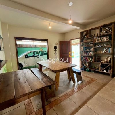 Casa com 220m², 6 quartos (sendo 1 suíte), 3 garagens, no bairro Rio Tavares em Florianópolis