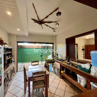 Casa com 220m², 6 quartos (sendo 1 suíte), 3 garagens, no bairro Rio Tavares em Florianópolis