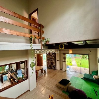 Casa com 220m², 6 quartos (sendo 1 suíte), 3 garagens, no bairro Rio Tavares em Florianópolis
