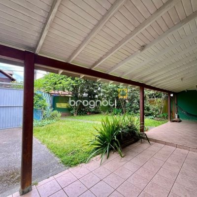 Casa com 220m², 6 quartos (sendo 1 suíte), 3 garagens, no bairro Rio Tavares em Florianópolis