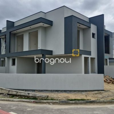 Casa com 98m², 3 quartos (sendo 1 suíte), 1 garagem, no bairro Forquilhas em São José