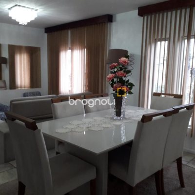 Casa com 153m², 2 quartos (sendo 1 suíte), 2 garagens, no bairro Barreiros em São José