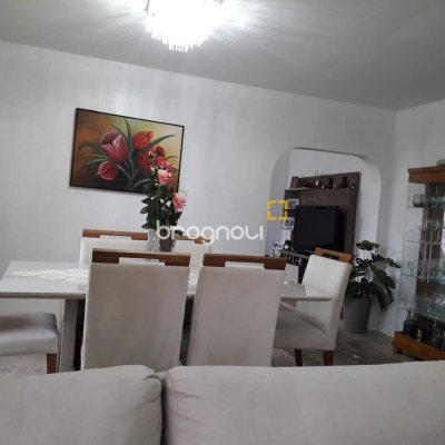 Casa com 153m², 2 quartos (sendo 1 suíte), 2 garagens, no bairro Barreiros em São José