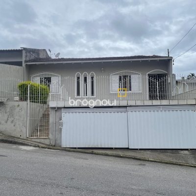Casa com 153m², 2 quartos (sendo 1 suíte), 2 garagens, no bairro Barreiros em São José