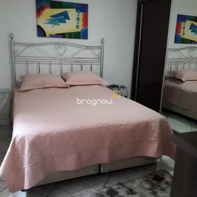 Casa com 153m², 2 quartos (sendo 1 suíte), 2 garagens, no bairro Barreiros em São José