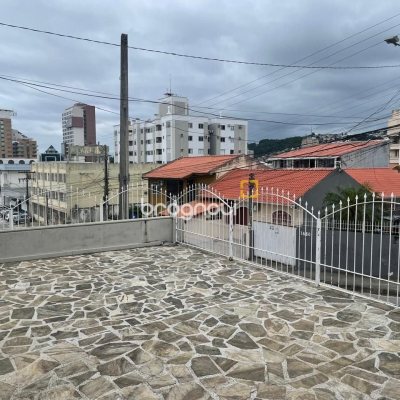 Casa com 153m², 2 quartos (sendo 1 suíte), 2 garagens, no bairro Barreiros em São José