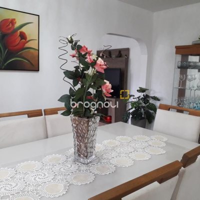 Casa com 153m², 2 quartos (sendo 1 suíte), 2 garagens, no bairro Barreiros em São José