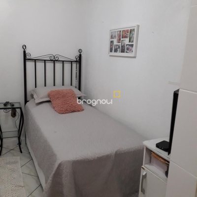 Casa com 153m², 2 quartos (sendo 1 suíte), 2 garagens, no bairro Barreiros em São José
