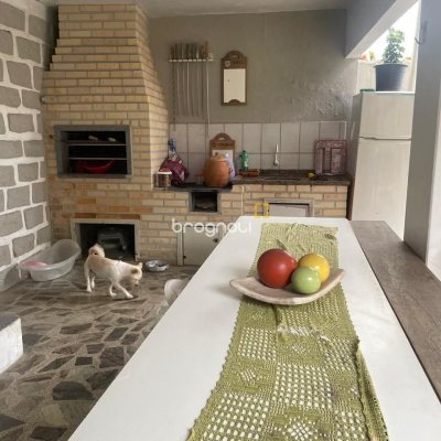 Casa com 153m², 2 quartos (sendo 1 suíte), 2 garagens, no bairro Barreiros em São José