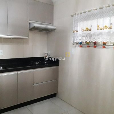 Casa com 153m², 2 quartos (sendo 1 suíte), 2 garagens, no bairro Barreiros em São José