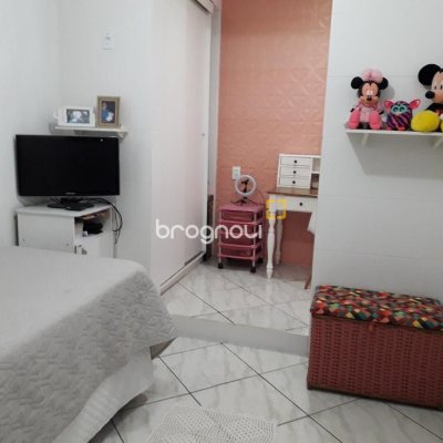 Casa com 153m², 2 quartos (sendo 1 suíte), 2 garagens, no bairro Barreiros em São José