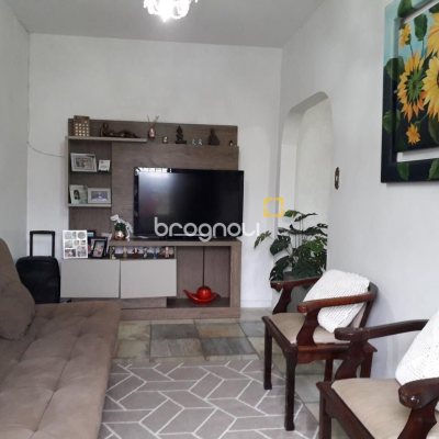Casa com 153m², 2 quartos (sendo 1 suíte), 2 garagens, no bairro Barreiros em São José