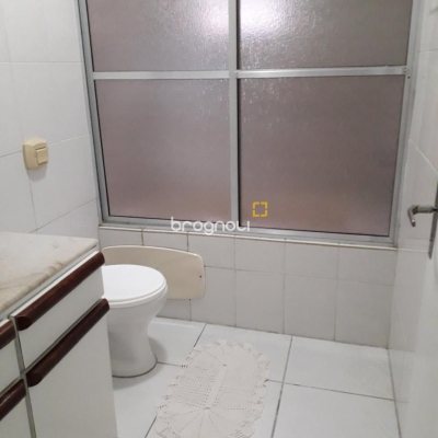 Casa com 153m², 2 quartos (sendo 1 suíte), 2 garagens, no bairro Barreiros em São José